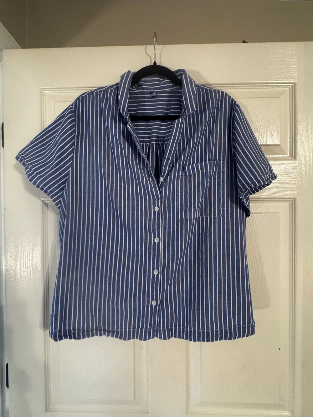 Old Navy Blue and White Striped Short-Sleeve Button-Front Shirt